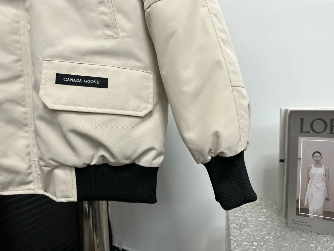 P780 [Canada goose] 01 Exdition Parka Down Jacket for Couples. Genuine original version. You need to compare with the genuine product at any time. All accessories are custom-made from the original factory. 💯The softness and hardness of the fabric is compared with the original one. It can be restored by kneading at will (fabric misunderstanding: fabrics with high hardness are not waterproof. Only those who buy the latest authentic version this year will notice the softness and comfort of the fabric) 💯The down is synchronized with the genuine white duck down, fluffy and not lumpy. Electronically controlled velvet filling machine 💯Customized zippers with genuine YKK military-grade copper core zipper pullers, high hardness and no jamming 💯The fur collar is purchased from Western Canada coyote skin original customization 💯All workmanship and wiring are controlled by workers with more than ten years of service. They must be horizontal and vertical, and are not crooked. The inner wiring density is more sophisticated. Feel free to compare 💯label, collar label, washed label, hangtag, zipper rope, pocket label Back label, collar velvet, Velcro fasteners, cuffs, all details are updated simultaneously with the original product. The best version, the most complete colors, battle all kinds of worldly goods, sizes: XS-XXL
